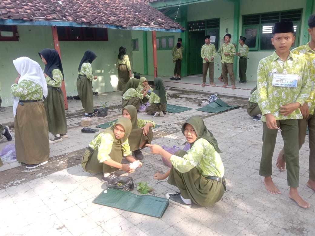 Siswa MTs Daerah Tambakrejo Hijaukan Madrasah dengan Gerakan Penanaman Pohon